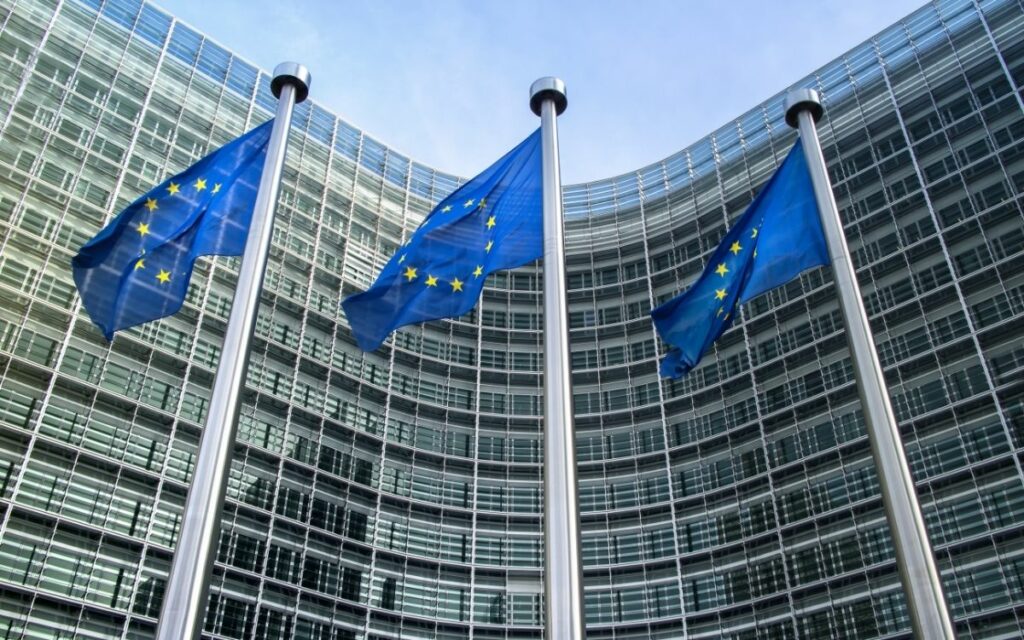 Bandiere euopee sventano davanti al Parlamento Ue