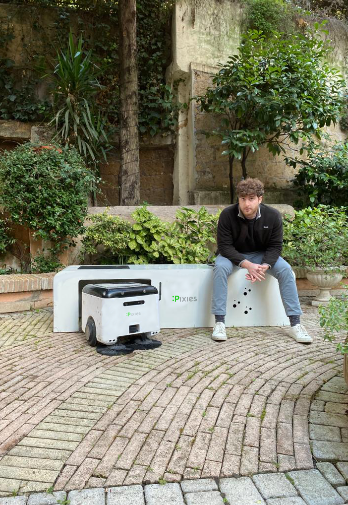 Robot a energia solare che raccolgono autonomamente i rifiuti urbani