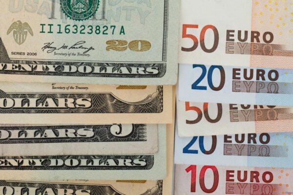 I pro e i contro del pareggio tra Euro e Dollaro