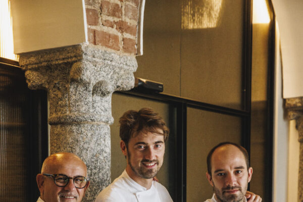 Sanremo: l’Ariston blindato in versione astronave supera la prima serata